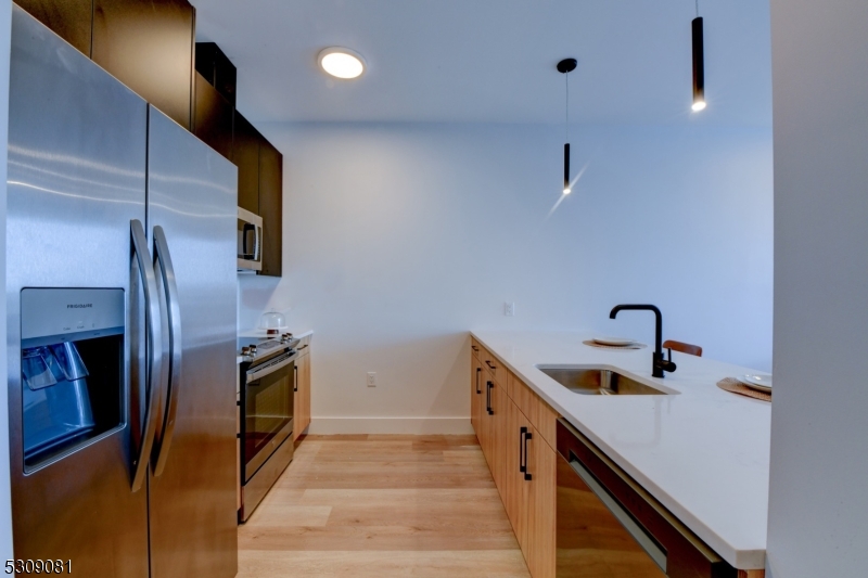 Newark City, NJ 07105,39 Madison