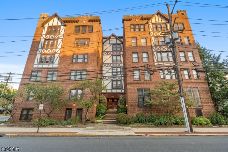 Englewood City, NJ 07631,109 Grand Ave #1A