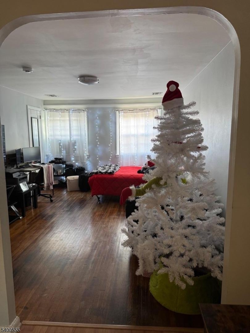 Elizabeth City, NJ 07202,723 Thomas St #2L