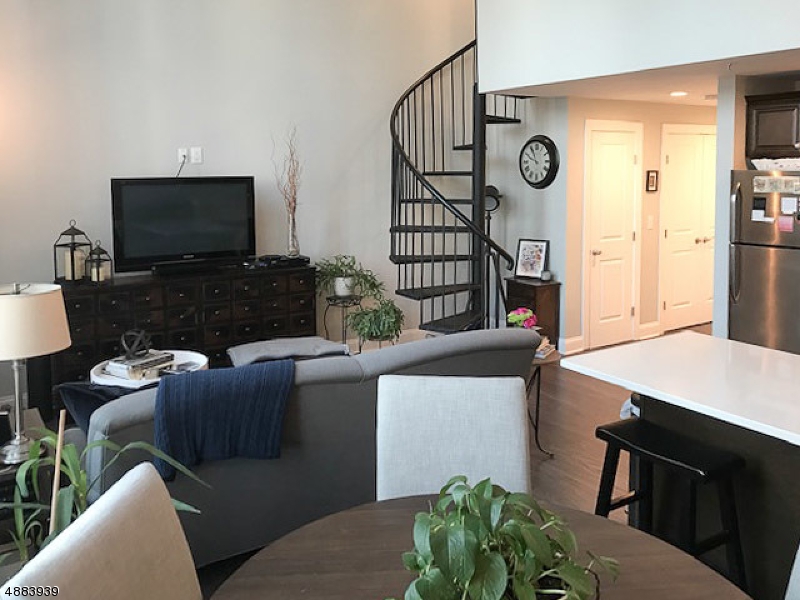 Morristown Town, NJ 07960,10 Ford Ave #115