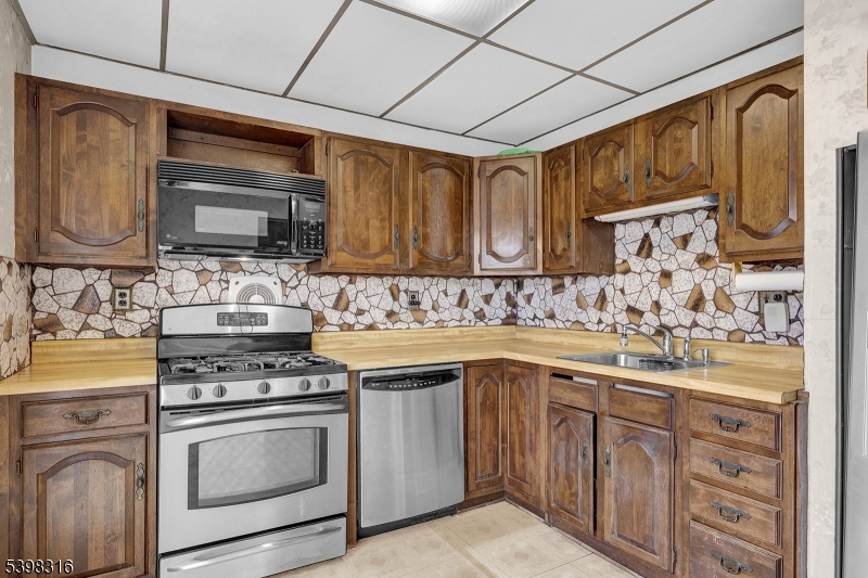 Carteret Boro, NJ 07008,85 Whitman St