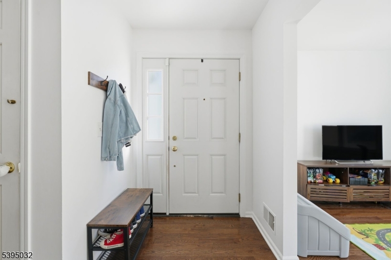 Branchburg Twp., NJ 08876,21 Cheyenne Trl