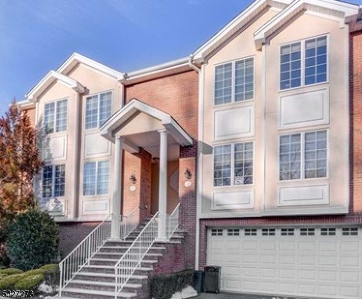 25 Skymark Ct, Upper Saddle River Boro, NJ 07458