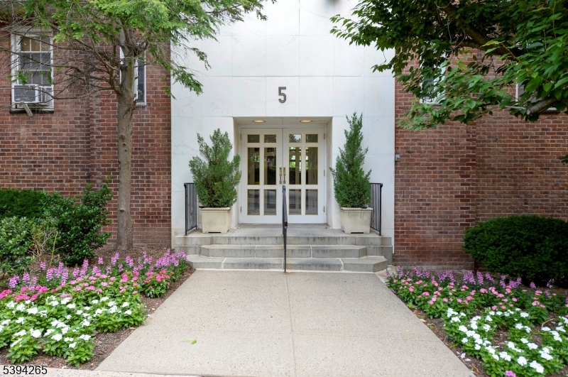 5 Roosevelt Pl #1F, Montclair Twp., NJ 07042