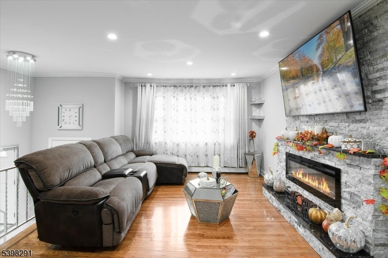 Belleville Twp., NJ 07109,14 Dorothea Ter