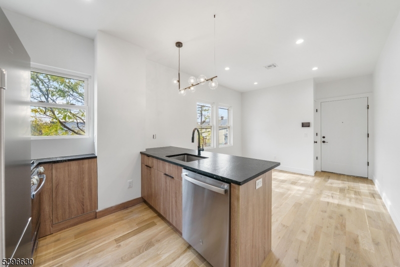 Garwood Boro, NJ 07027,114 Center St #2B