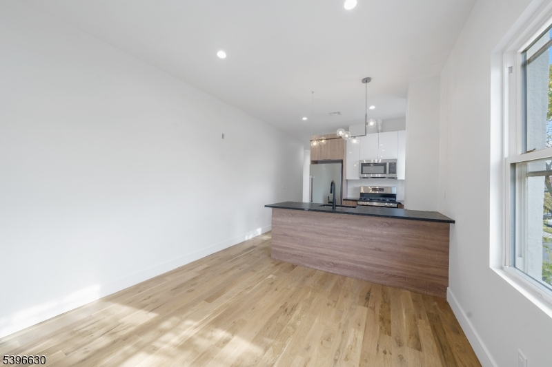 Garwood Boro, NJ 07027,114 Center St #2B