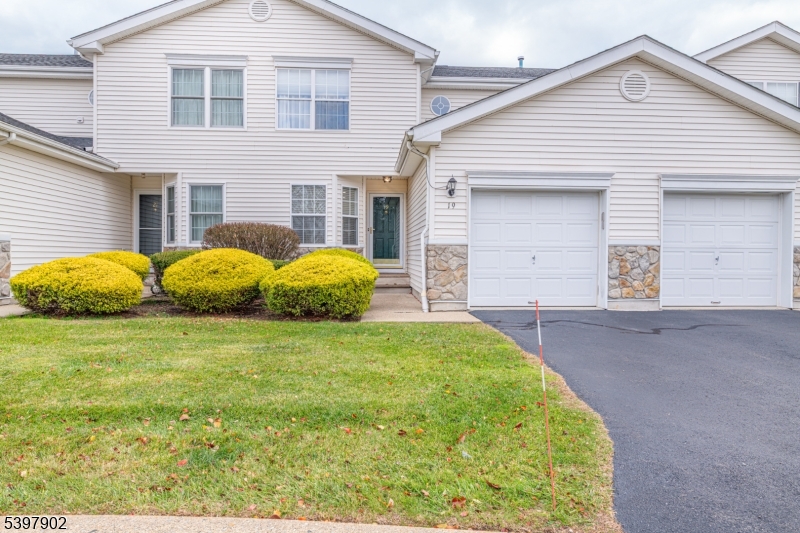 19 Lakeview Dr, Hamburg Boro, NJ 07419