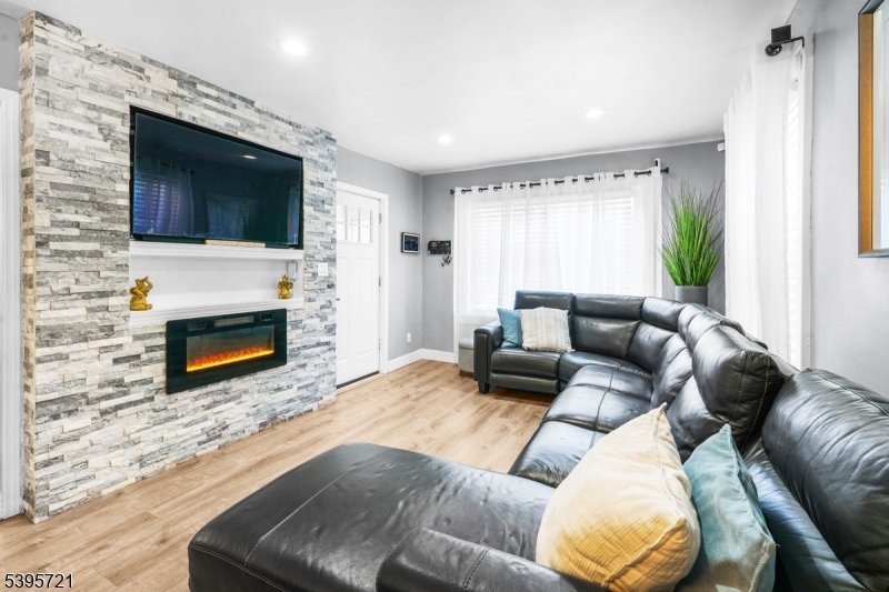 Roselle Boro, NJ 07203,403 John St