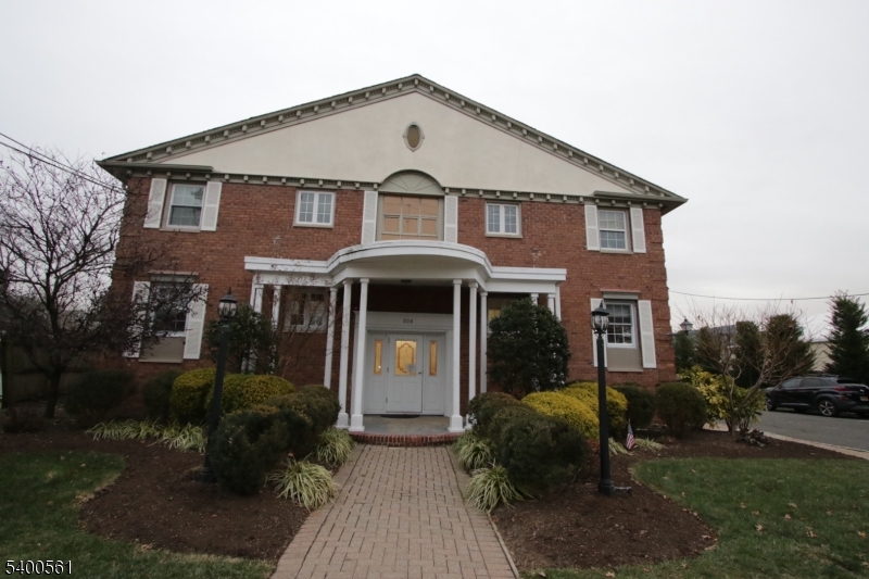 206 Main St #1, Millburn Twp., NJ 07041