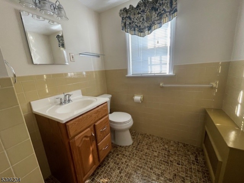 Clifton City, NJ 07011,49 Hawthorne Ave