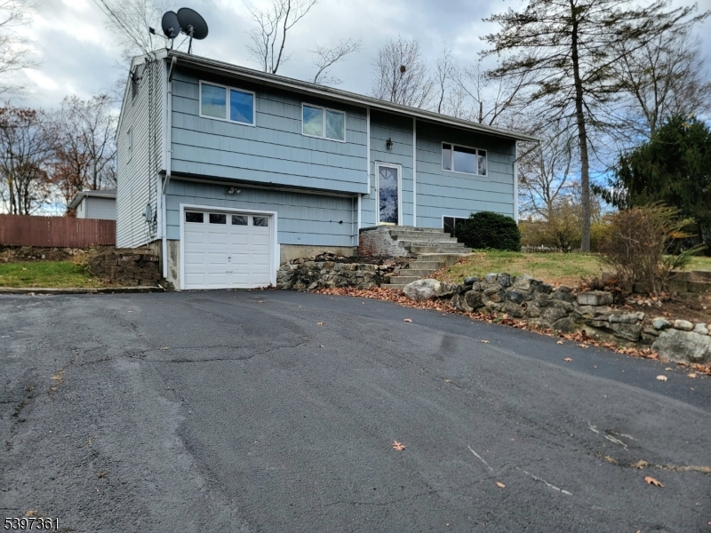 10 Richards Rd, Hopatcong Boro, NJ 07843