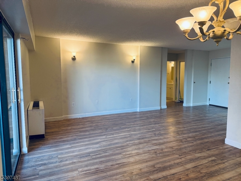 10 N Wood Ave, Linden City, NJ 07036