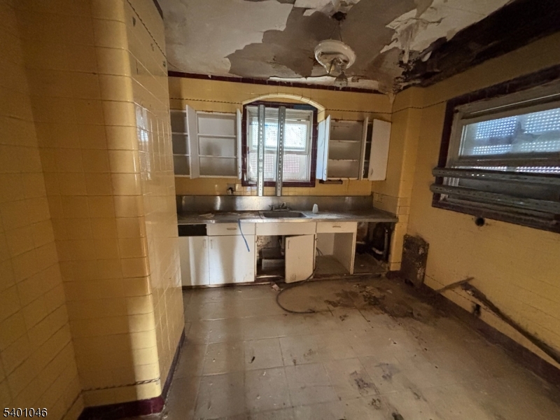 East Orange City, NJ 07018,37 Wayne Ave