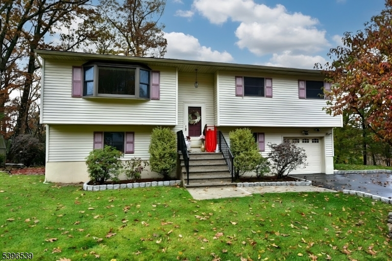 24 Fountain Dr, Ringwood Boro, NJ 07456