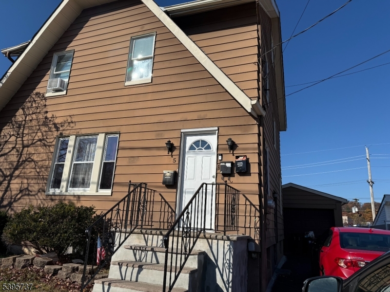 Totowa Boro, NJ 07512,5 Garfield Pl #2