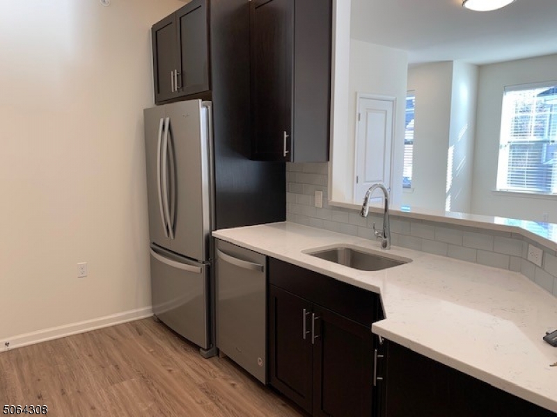 Fairfield Twp., NJ 07004,60 Passaic Ave #20