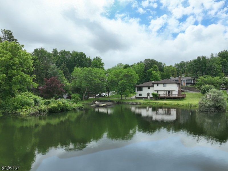 Vernon Twp., NJ 07418,18 Valley Dr W