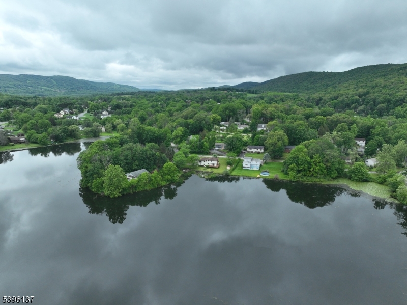 Vernon Twp., NJ 07418,18 Valley Dr W