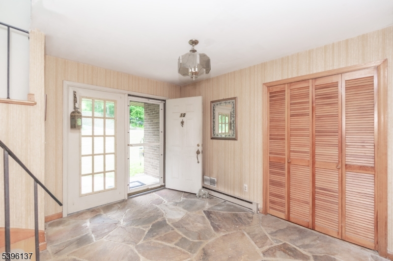 Vernon Twp., NJ 07418,18 Valley Dr W