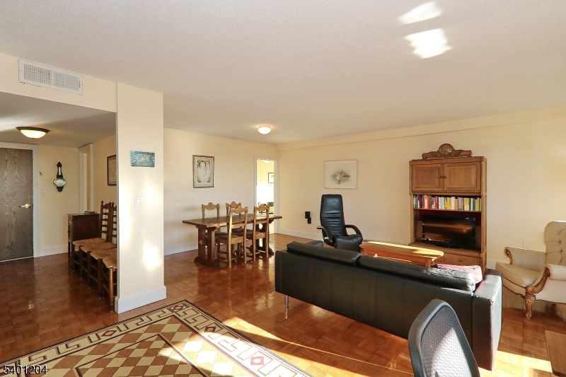 Summit City, NJ 07901,1 Euclid Ave #5F