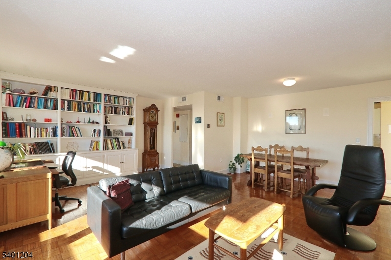 Summit City, NJ 07901,1 Euclid Ave #5F