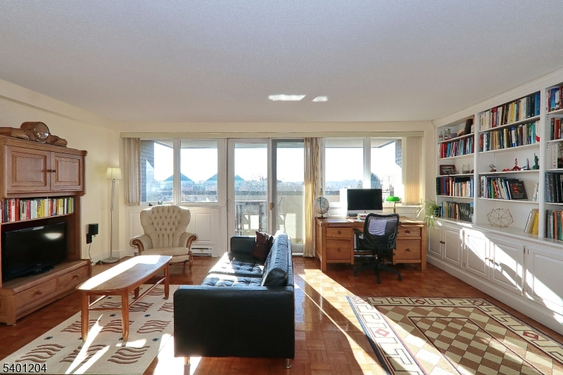 Summit City, NJ 07901,1 Euclid Ave #5F