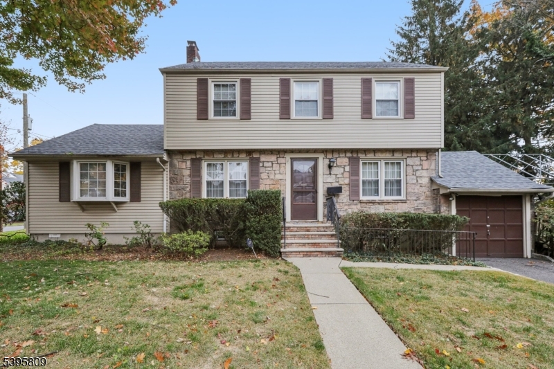 52 Surrey Ln, Tenafly Boro, NJ 07670