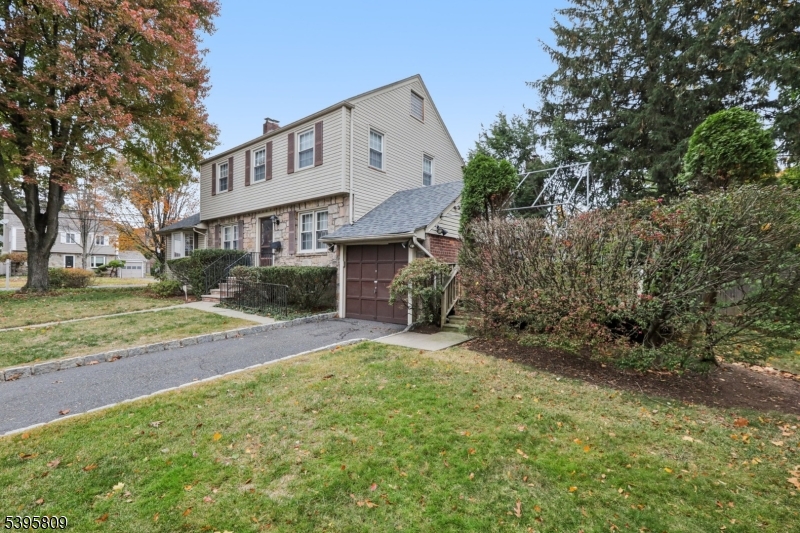 Tenafly Boro, NJ 07670,52 Surrey Ln