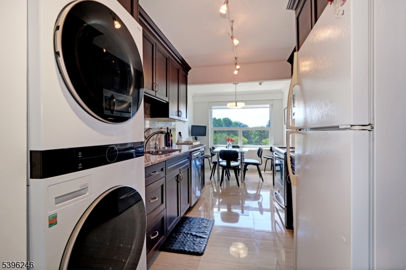 Verona Twp., NJ 07044,2 Claridge Dr. 3LW