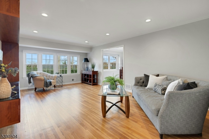 Morris Twp., NJ 07960,33 Colonial Dr