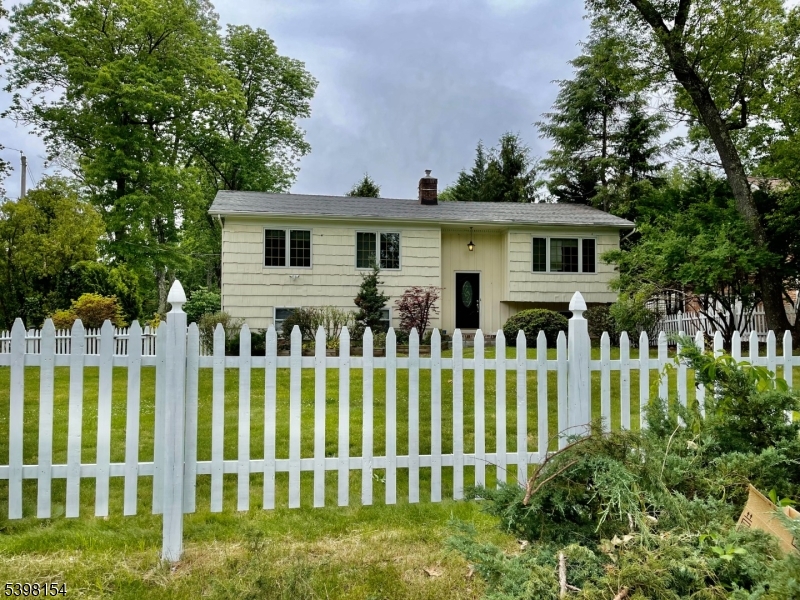 49 W Beechcroft Rd, Millburn Twp., NJ 07078