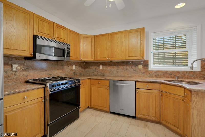 Watchung Boro, NJ 07922,32 BERKELEY SQUARE