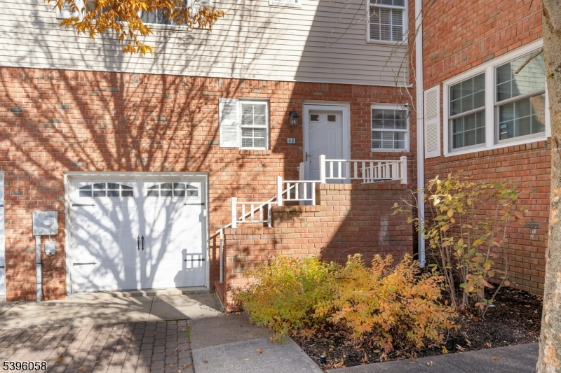 Watchung Boro, NJ 07922,32 BERKELEY SQUARE