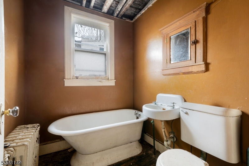 Weehawken Twp., NJ 07086,214 Angelique St