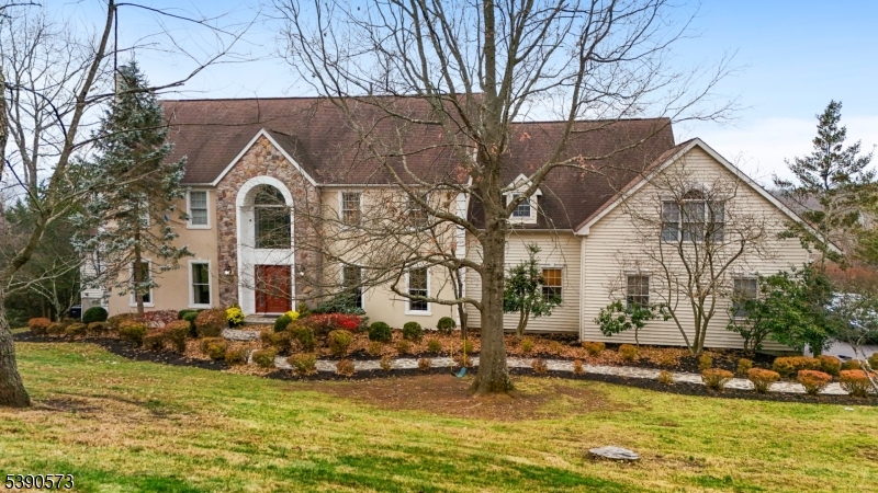 10 Blue Cliff Dr, Clinton Twp., NJ 08833