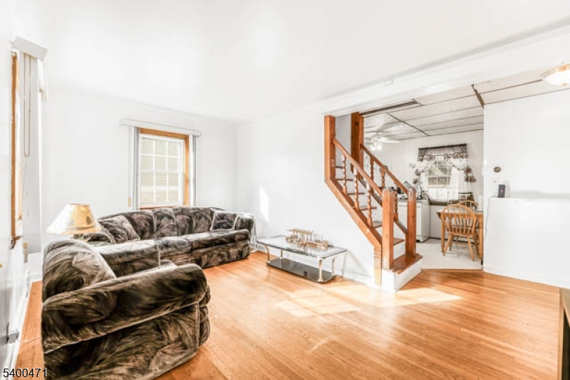 Elmwood Park Boro, NJ 07407,91 Birchwood Dr