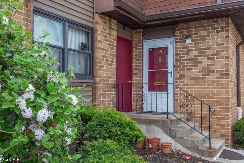 North Brunswick Twp., NJ 08902,1133 Livingston Ave #14