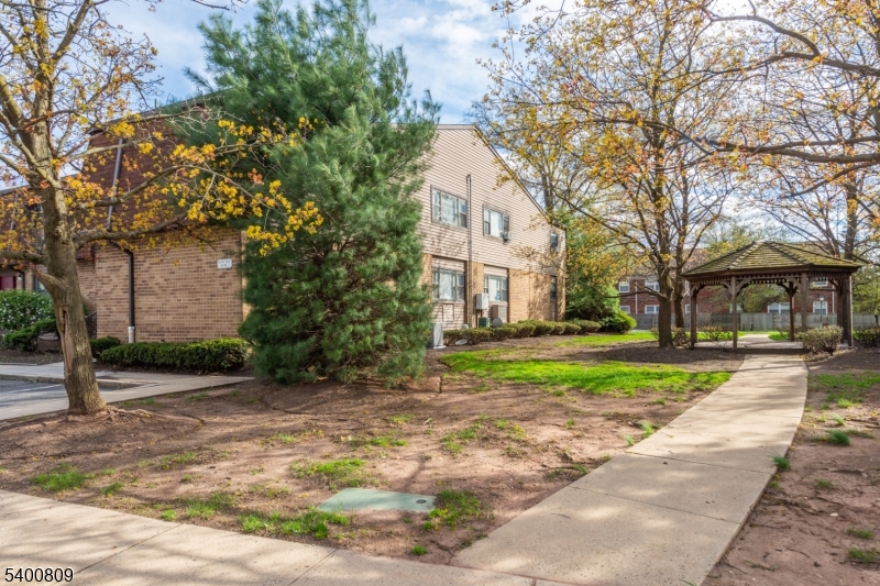 North Brunswick Twp., NJ 08902,1133 Livingston Ave #14