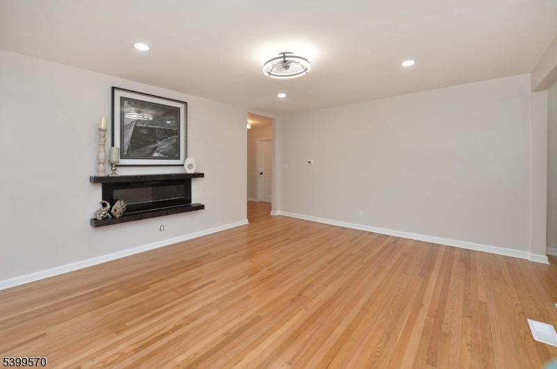 Little Ferry Boro, NJ 07643,16 Liberty St