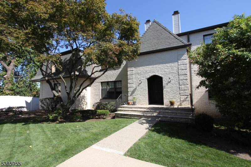 126 Falls Bridge Dr, Totowa Boro, NJ 07512