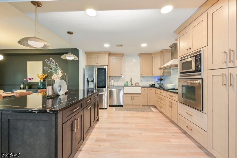 Jersey City, NJ 07305,207 Shearwater Ct #14