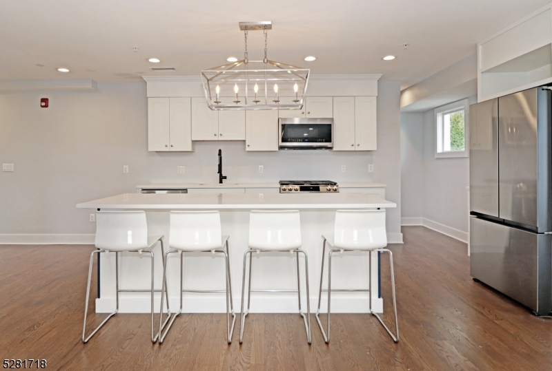 Madison Boro, NJ 07940,297 Main St