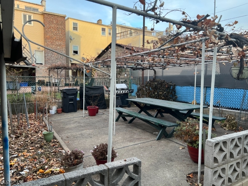 Newark City, NJ 07105,195 Walnut St