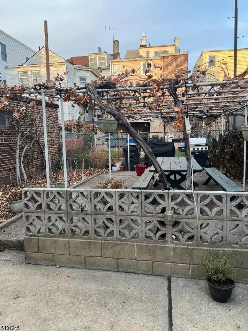 Newark City, NJ 07105,195 Walnut St