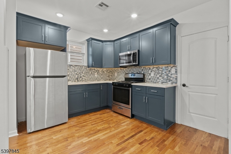 Newark City, NJ 07103,362 1/2 New St #2