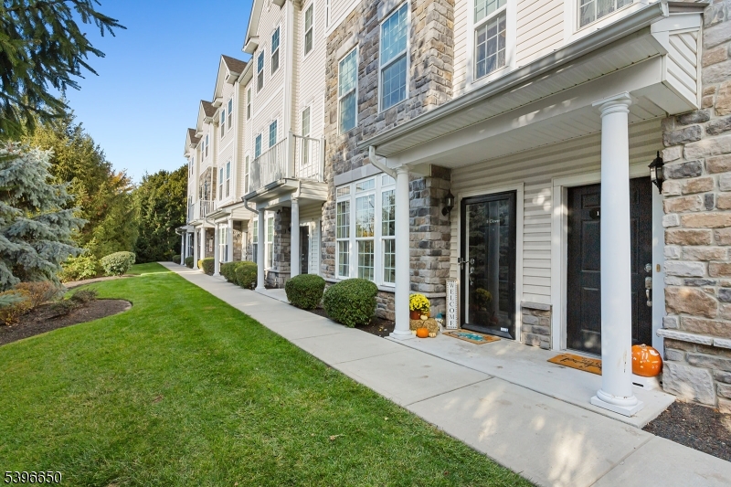 5 Clover Ln, Garfield City, NJ 07026