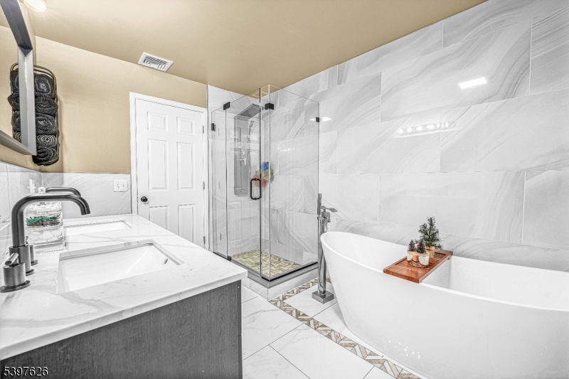 Vernon Twp., NJ 07461,19 Black Walnut Mt Rd