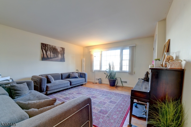 Elizabeth City, NJ 07201,8 Sailer Ct