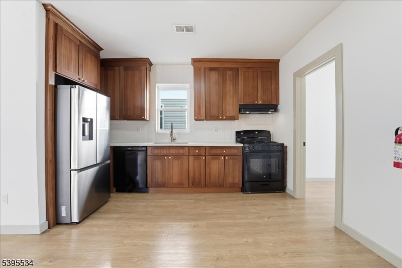 Newark City, NJ 07103,260 S 10Th St #2